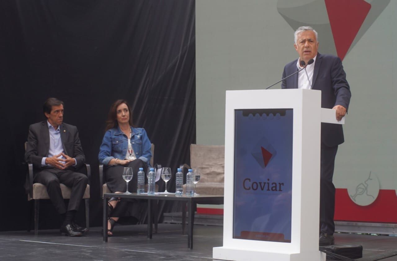 El gobernador Alfredo Cornejo junto a la vicepresidenta Victoria Villarruel en el Desayuno Coviar 2024 - Foto: Nicolás Guevara / Los Andes