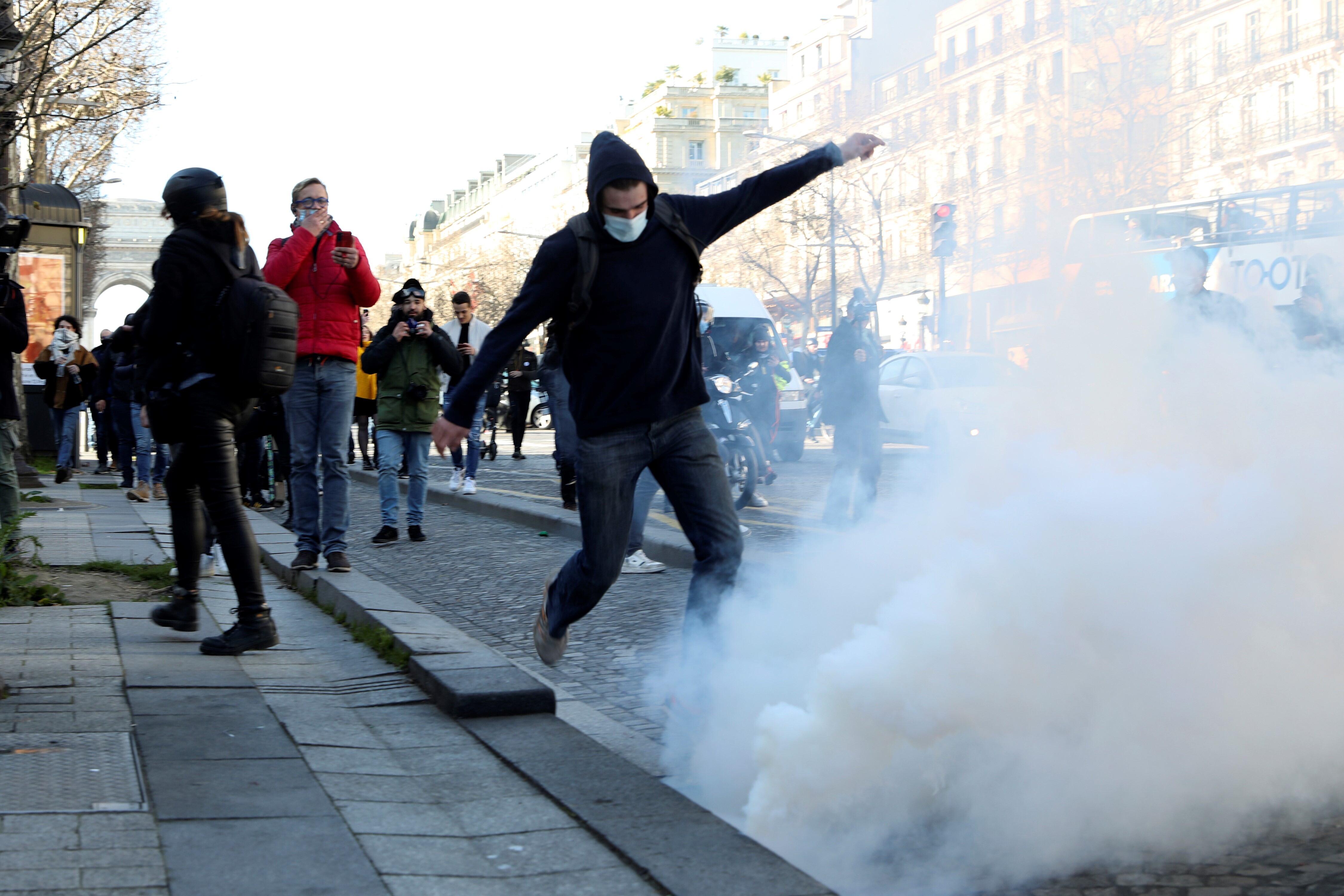 Manifestantes contra el pase sanitario chocaron con la policía de la capital francesa este sábado. AP