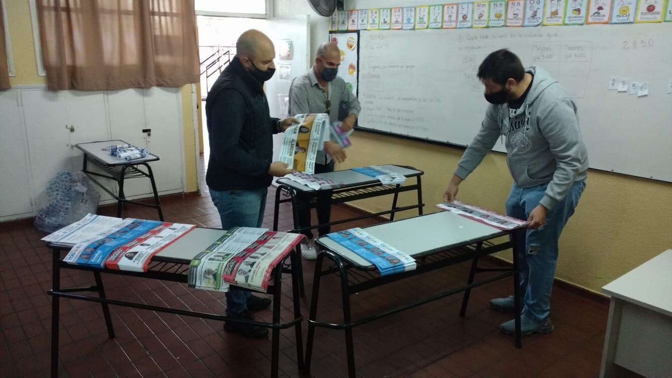 Preparando cuarto oscuro en escuela Leandro Alem de Guaymallén./ José Gutiérrez- Los Andes