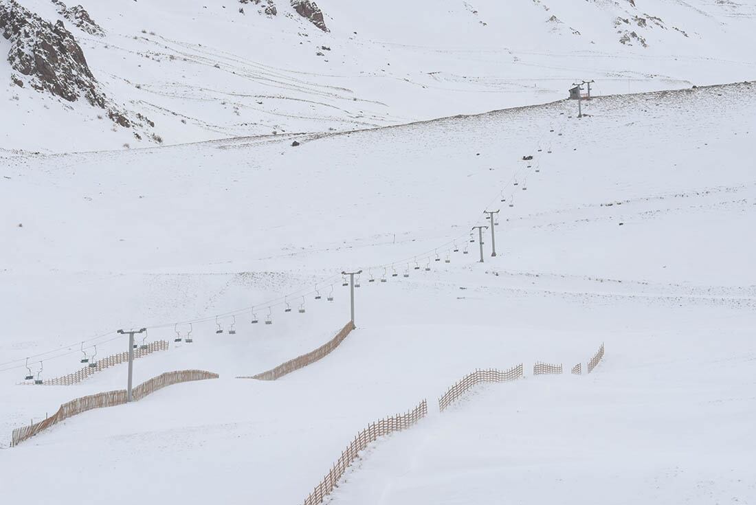 Luego de un invierno seco, la nieve llegó a la Alta Montaña y los mendocinos y turistas aprovecharon el domingo para disfrutar del paisaje y sus atractivos.