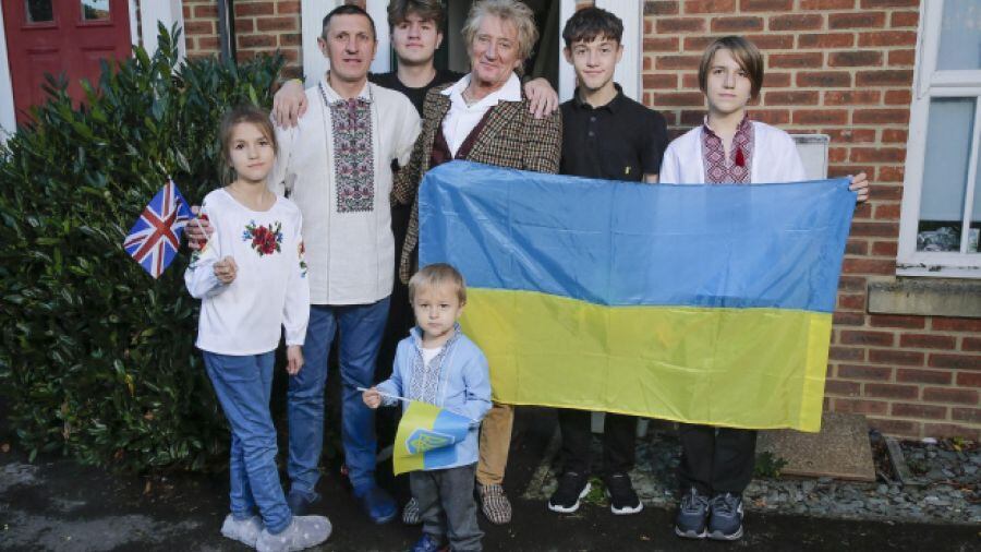 Rod Stewart y la familia ucraniana.