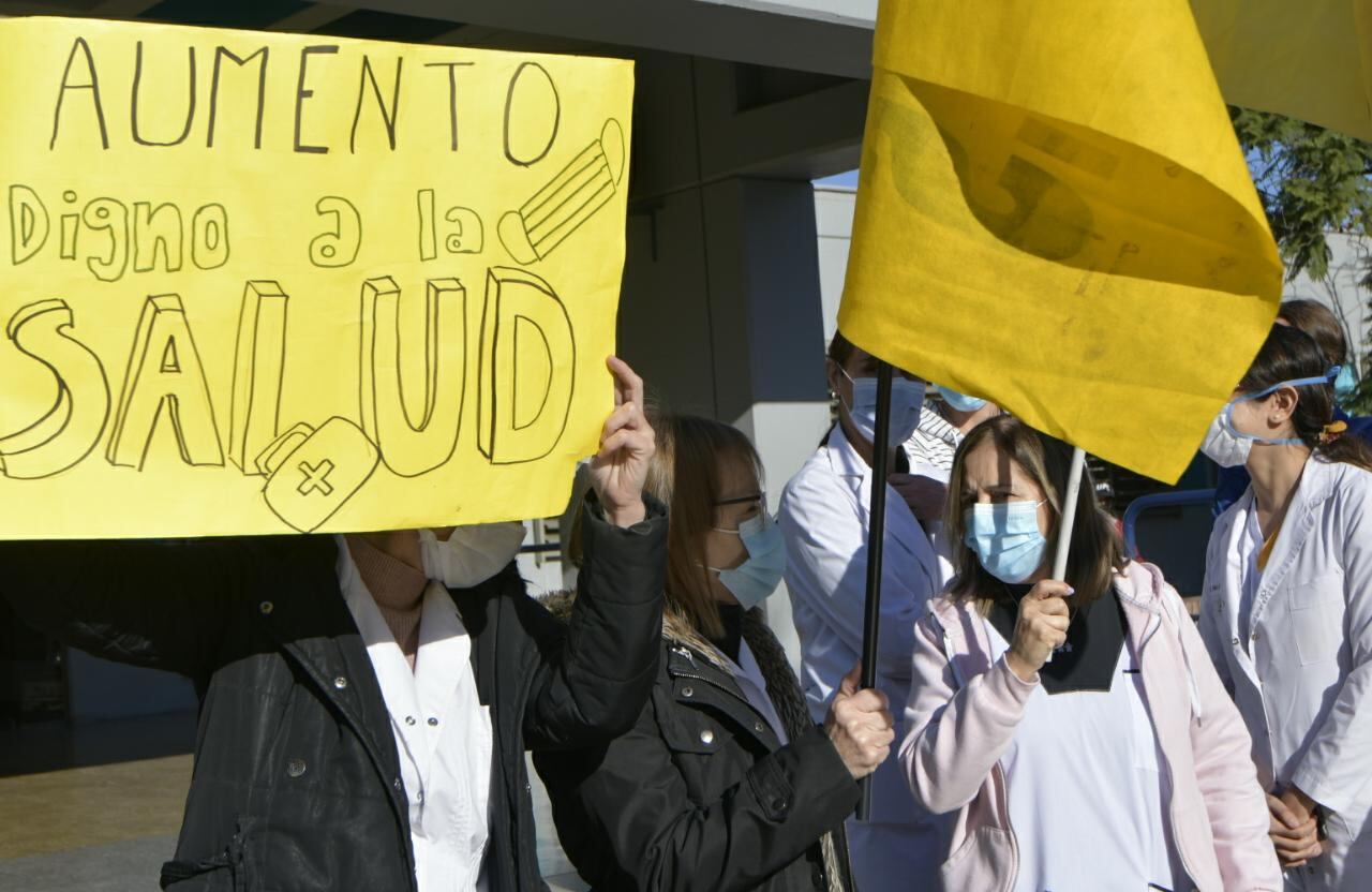 Gremios se manifestaron en contra de la propuesta salarial del Poder Ejecutivo. Orlando Pelichotti / Los Andes