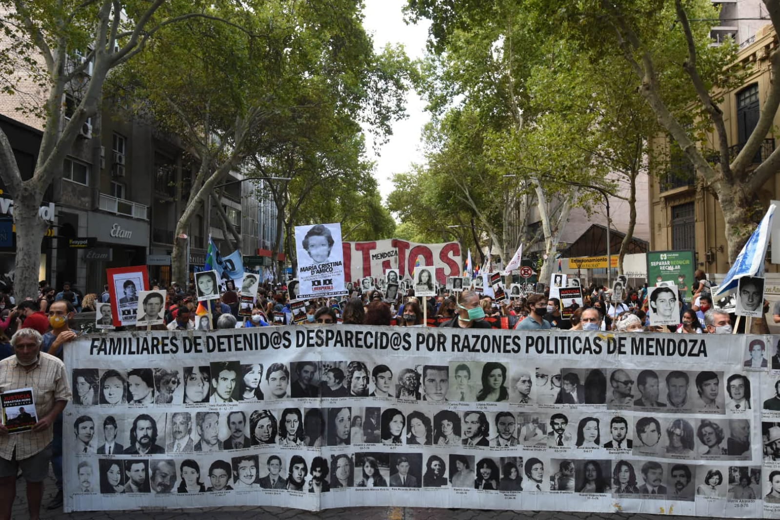 La marcha fue encabezada por familiares de desaparecidos, acompañados por la agrupación HIJOS y organizaciones sindicales y políticas. Foto: Mariana Villa / Los Andes