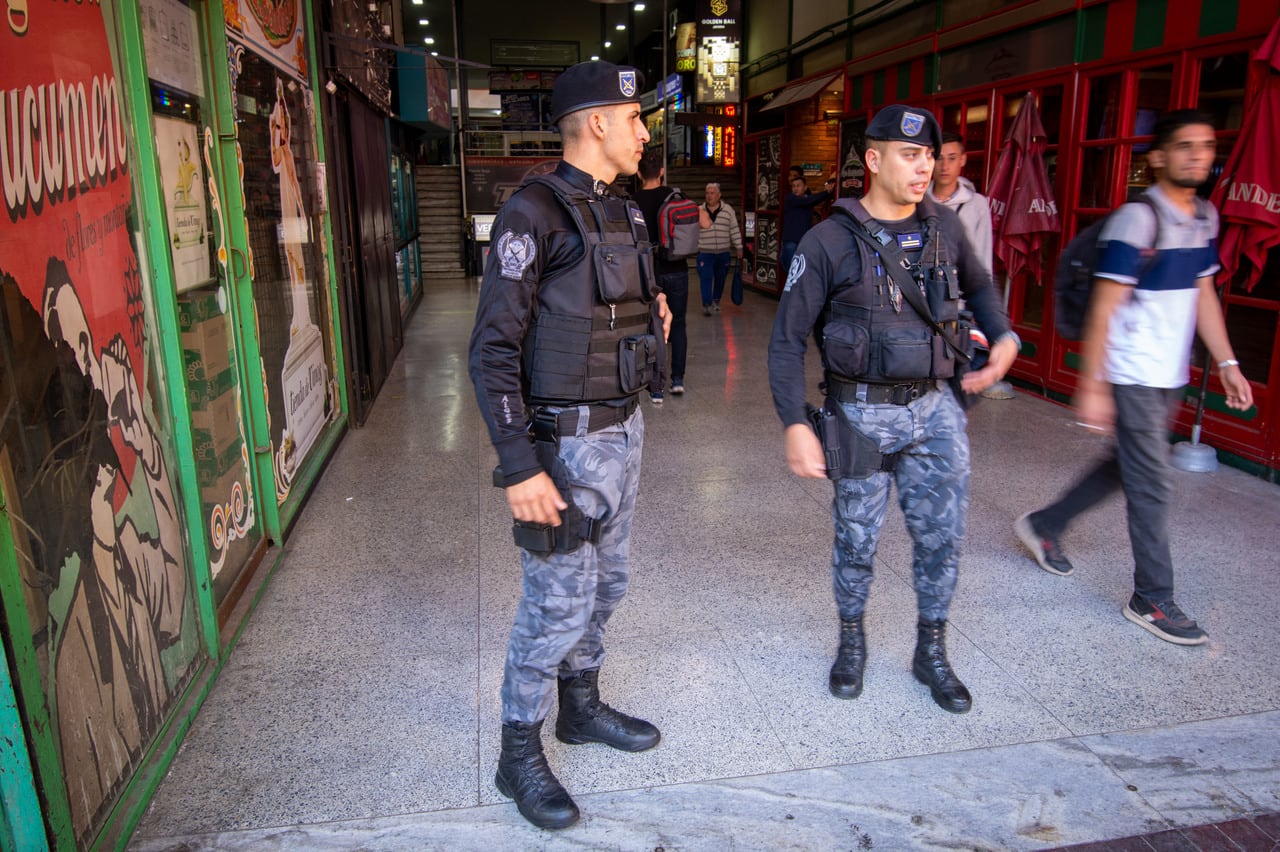 Allanamientos en la Galería Tonsa, por lavado de dinero, compra venta de dólares, droga y oro.

Foto: Ignacio Blanco / Los Andes 