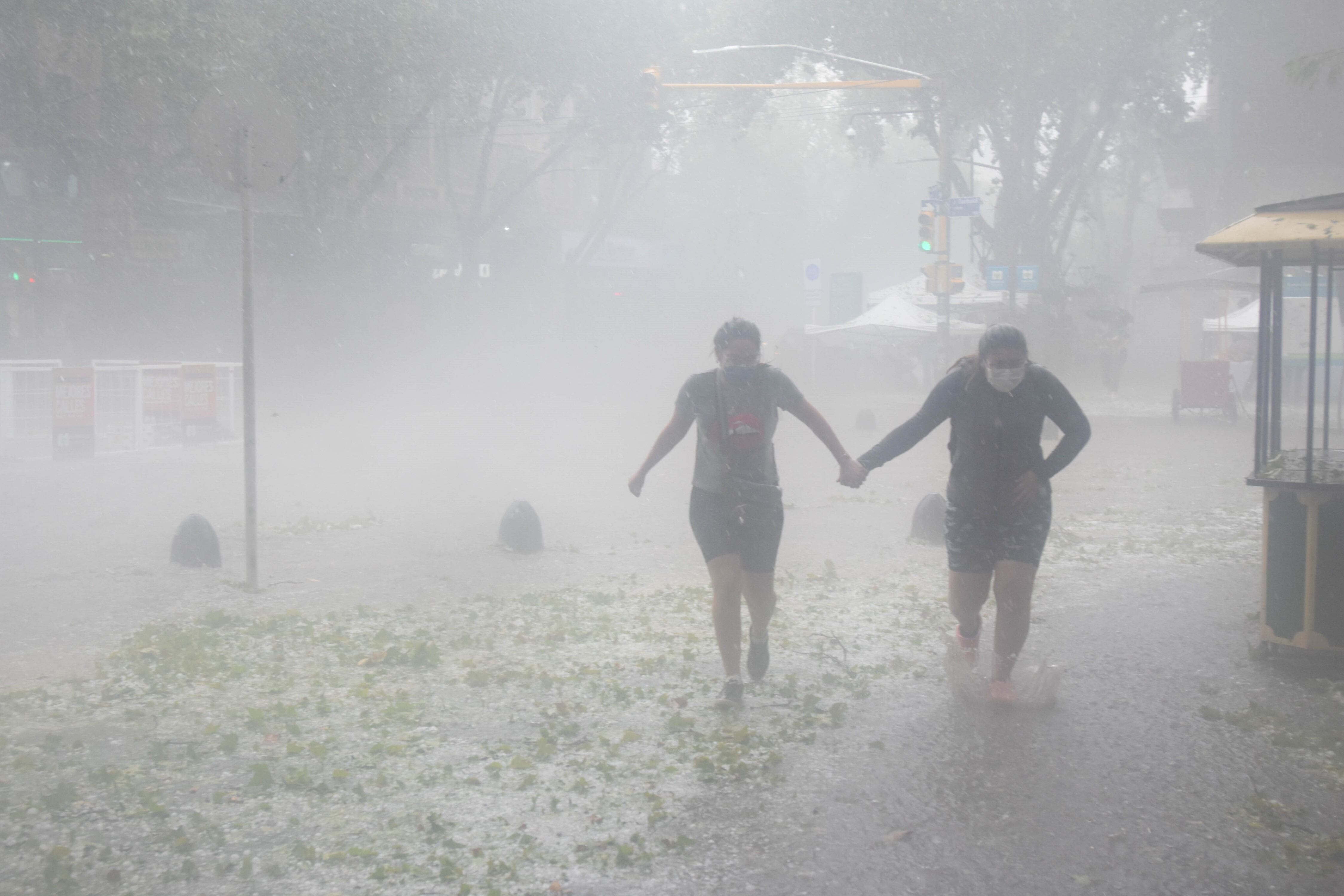 Momentos de la fuerte granizada en Mendoza. Foto: Claudio Gutiérrez / Los Andes.