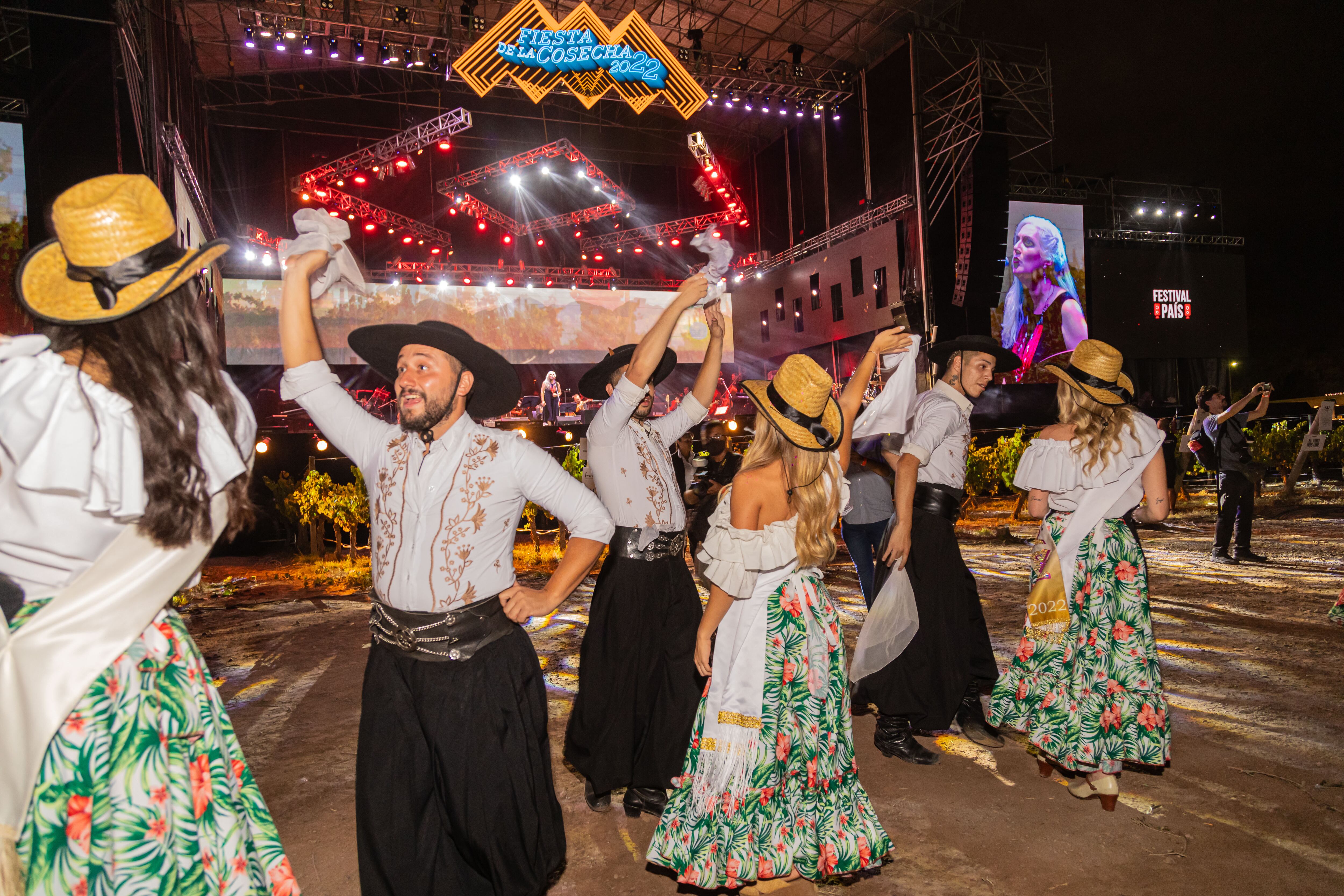 Las reinas departamentales se lucieron bailando gatos y cuecas.