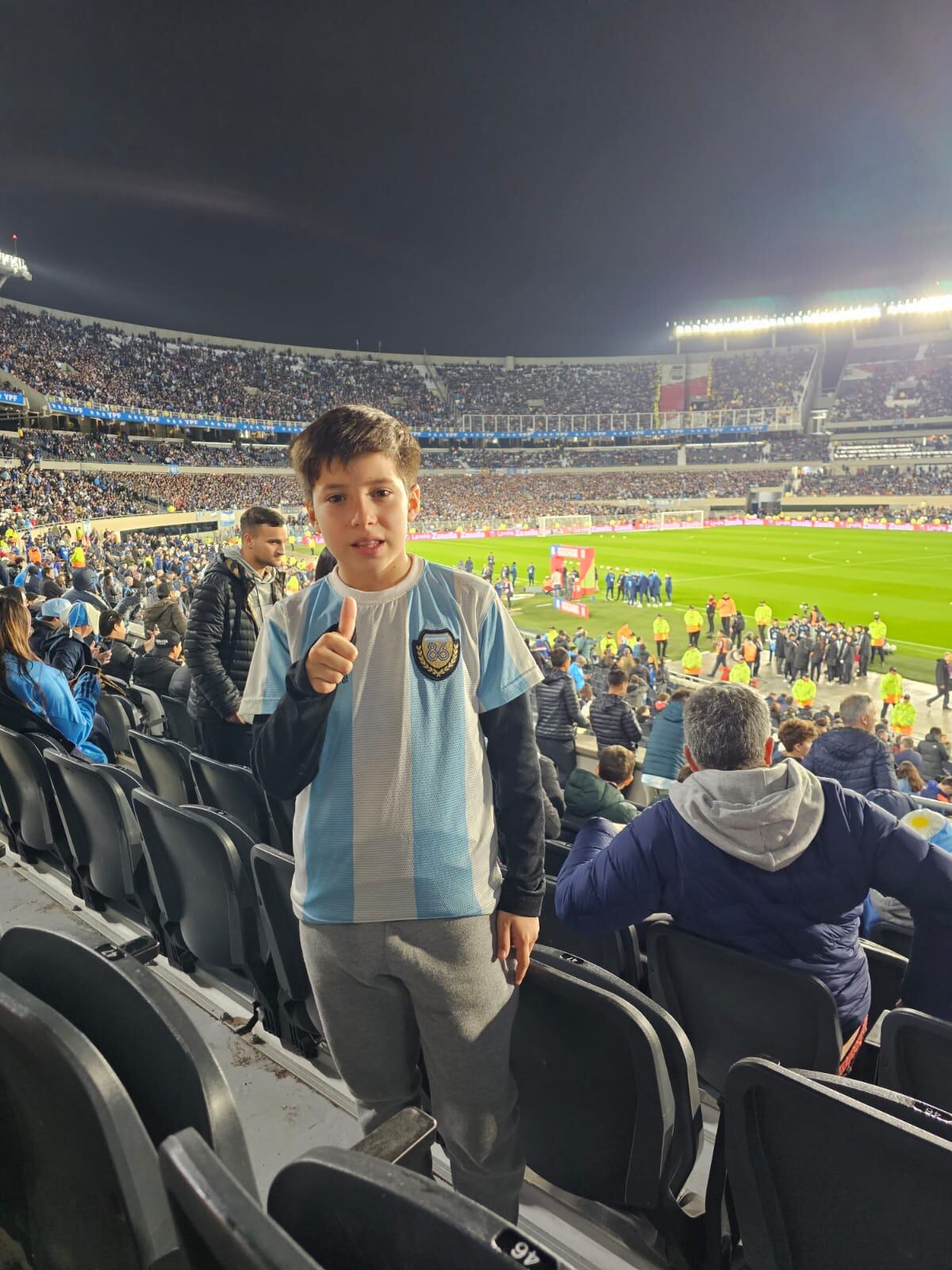 Julián Egarrat, menodcino de 12 años y jugador del Club Alemán, alentando a la Selección en el Monumental. / Gentileza.