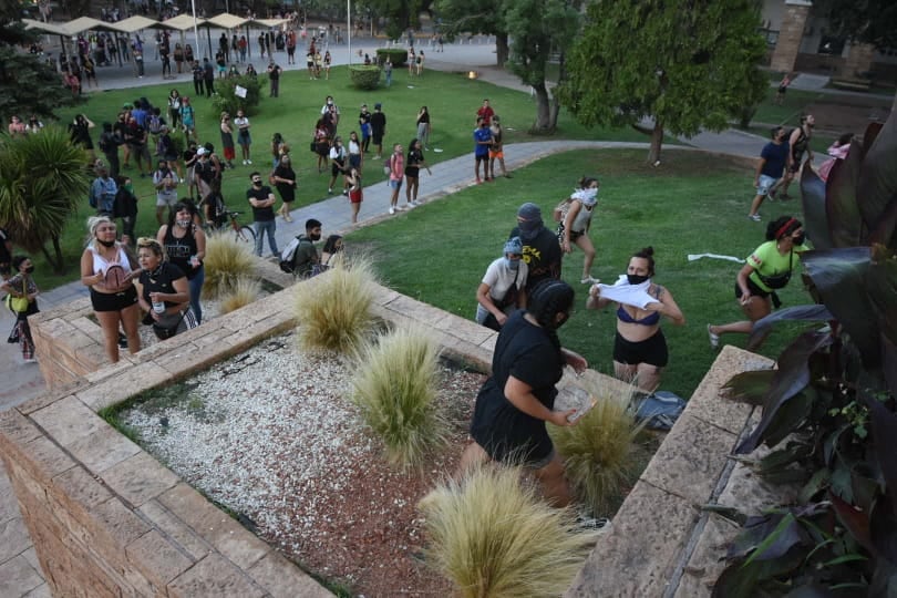 Un grupo de manifestantes lanzó piedras y bombas molotov al interior de Casa de Gobierno. Además prendieron fuego bancos y plantas en el exterior del edificio durante la marcha de pedido de justicia por el femicidio de Florencia Romano.