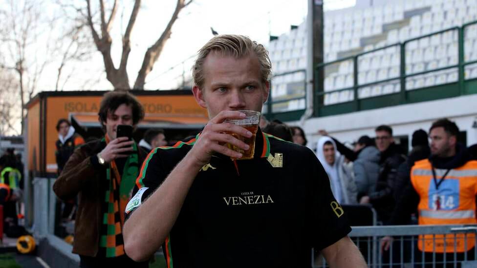 Joel Pohjanpalo tomó una cerveza junto a sus fans