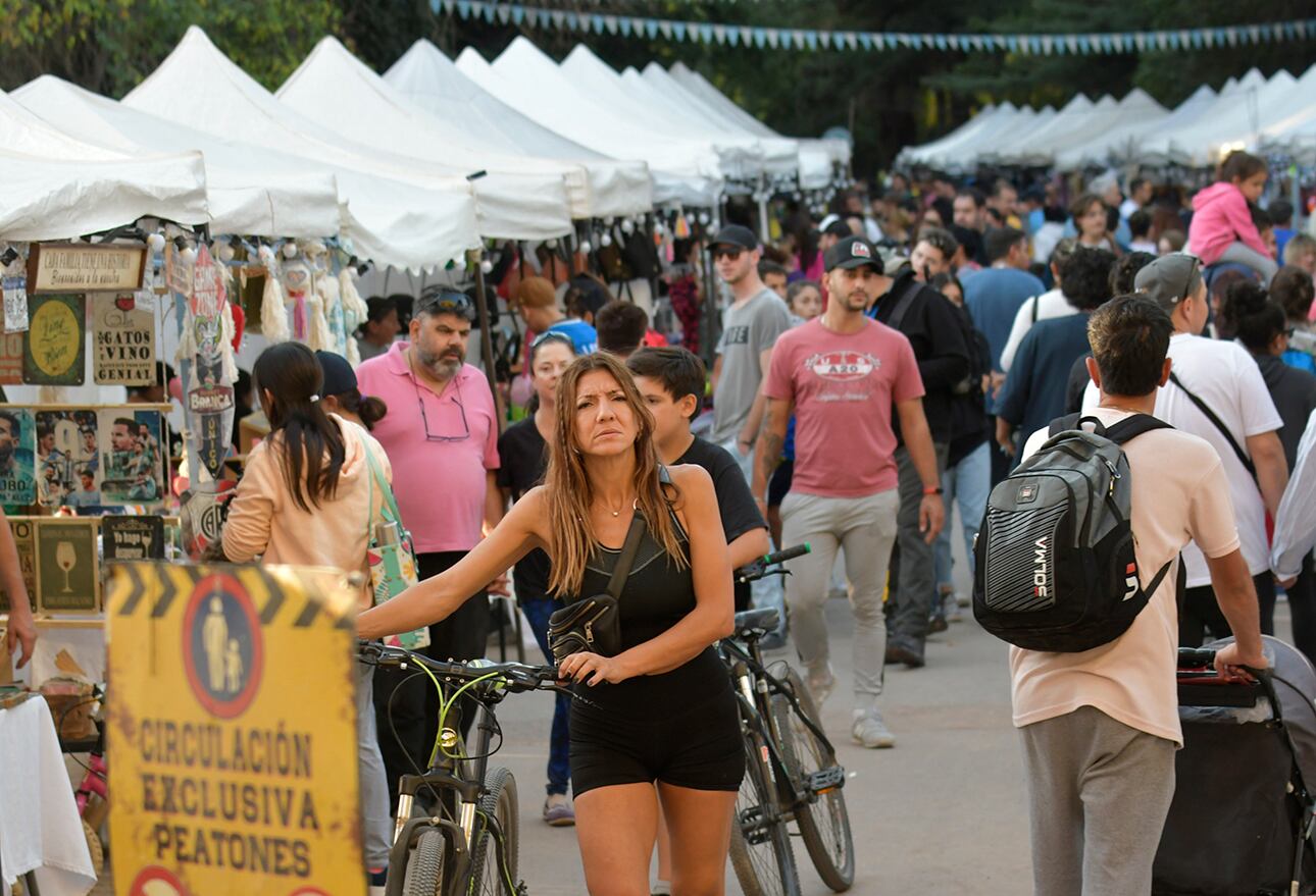 Otoño en Mendoza
Muchos mendocinos aprovechan esta jornada de temperatura agradable, para pasear por el Parque General San Martín

Foto: Orlando Pelichotti