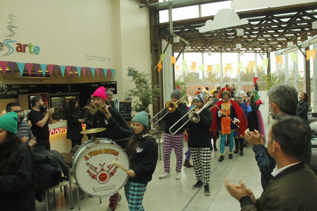 El desfile de los elencos teatrales para la temporada de invierno organizada por la Municipalidad de la ciudad de Mendoza. Foto: Fernando Grosso