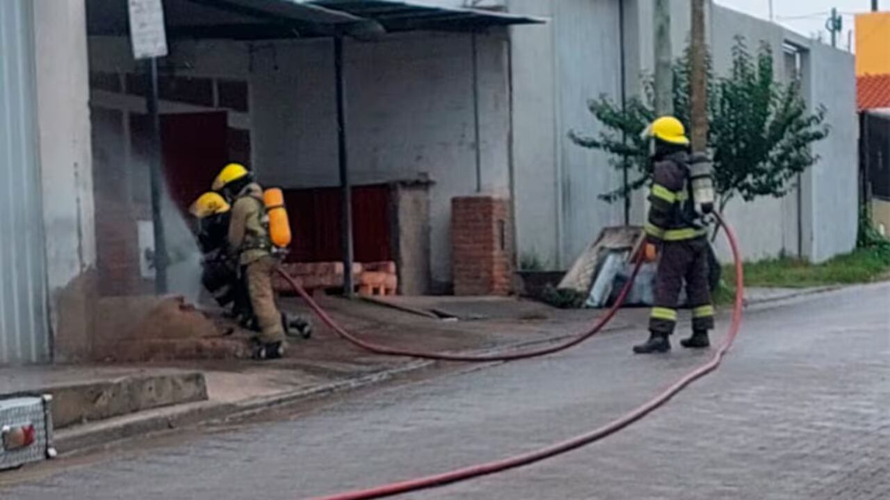 Fue la rotura de la casilla lo que generó la fuga de gas y rápidamente dos operarios de la empresa Ecogas se presentaron en el lugar para intentar cortar el suministro. Foto: Gentileza ElDoceTv