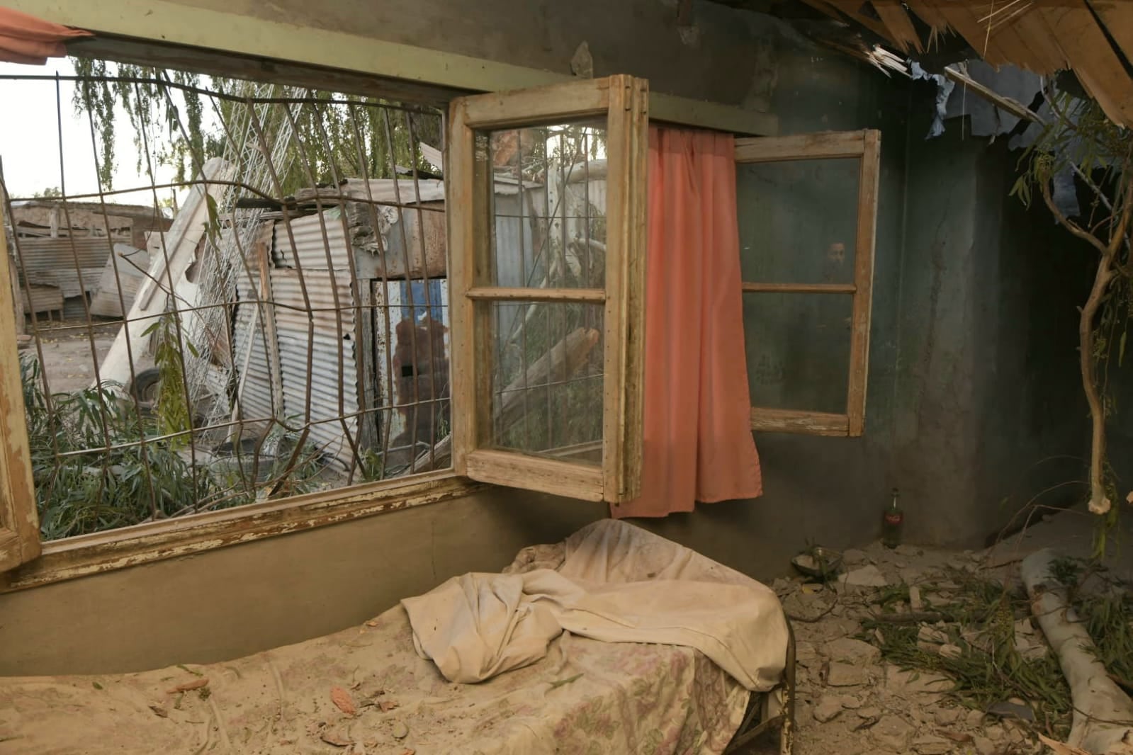 Derrumbe y daños en una casa de Las Heras tras la caída de un árbol por viento Zonda (Orlando Pelichotti / Los Andes)