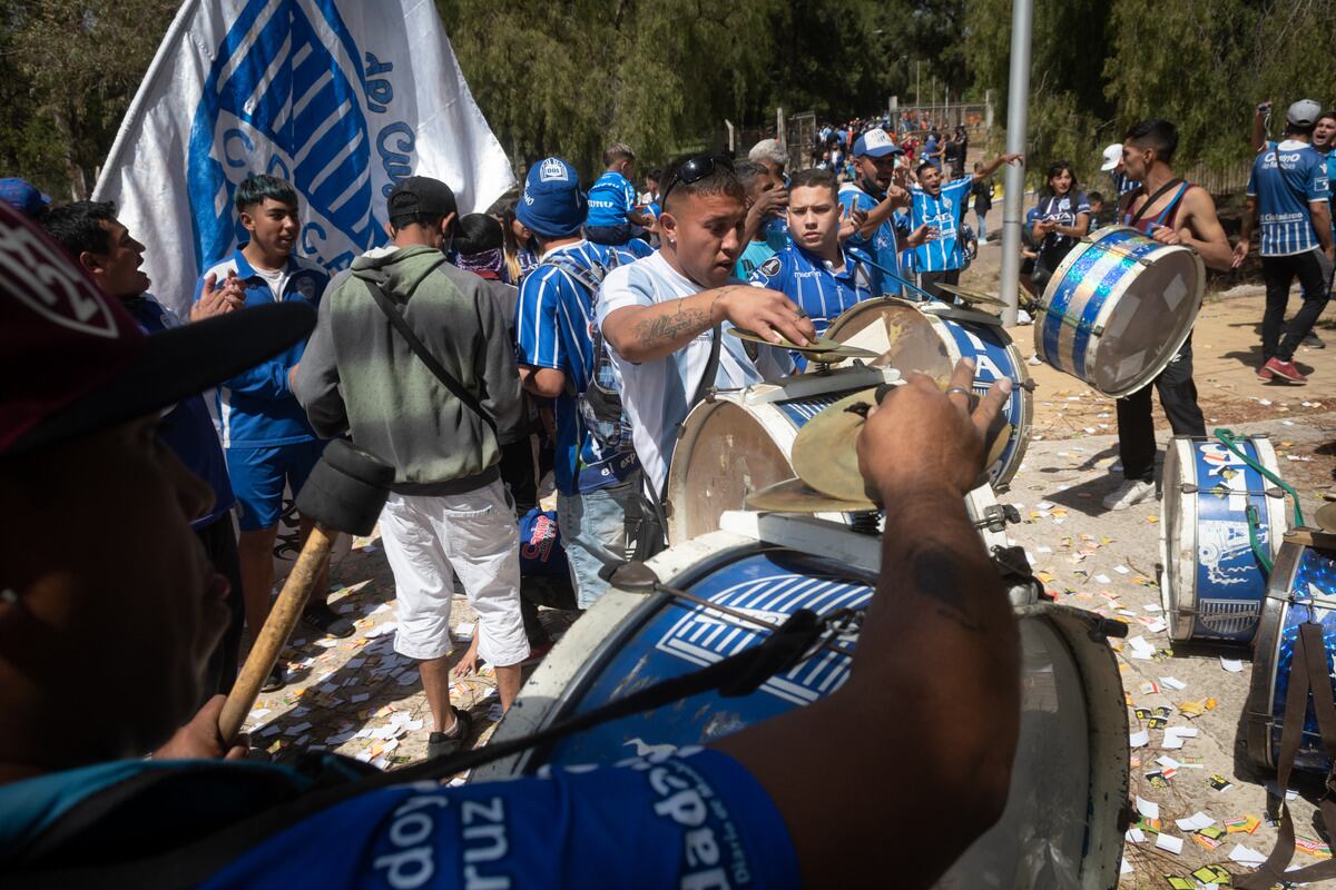 Los hinchas volvieron a la cancha y ya se palpita la alegría, las banderas y los cánticos en el Malvinas.
Pasado el medio día el Mundialista volvió a abrir las puertas para ser poblado en su 50% de aficionados tombinos, para poder alentar a Godoy Cruz en su partido frente a Newell’s.