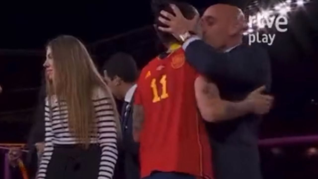 Polémica celebración el presidente de la Federación le dio un pico a una jugadora