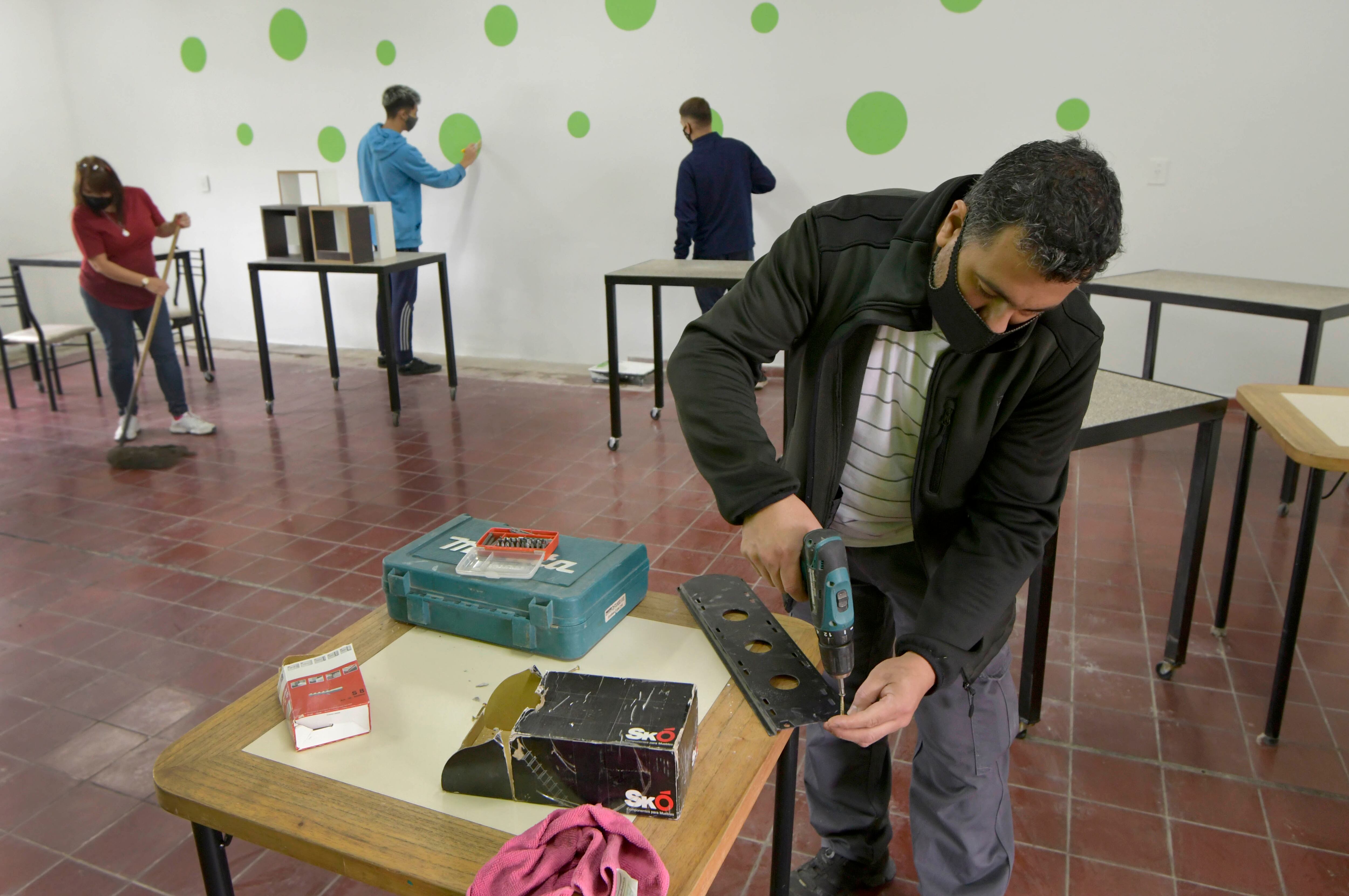 Egresados, docentes y celadores del Colegio José Vicente Zapata se convocaron por las redes para dejar listo el colegio de cara al retorno de las clases presenciales. 