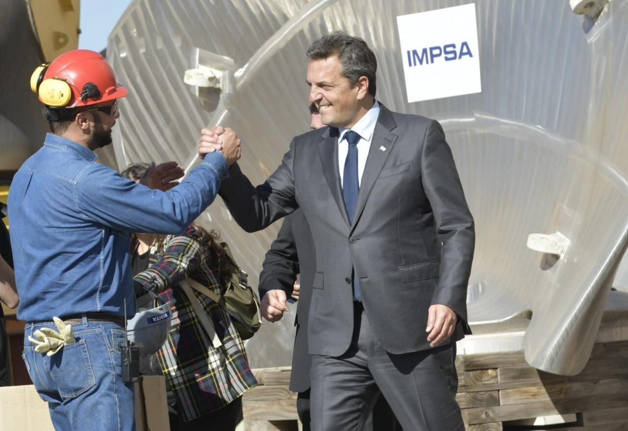 Sergio Massa en Mendoza. Recorrió las instalaciones de Impsa con dirigentes provinciales. Foto: Orlando Pelichotti / Los Andes