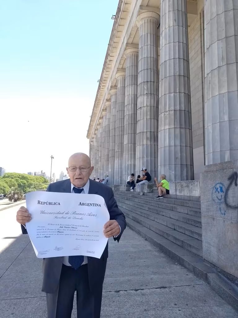 Julio con su diploma en mano. Foto: Gentileza Infobae.