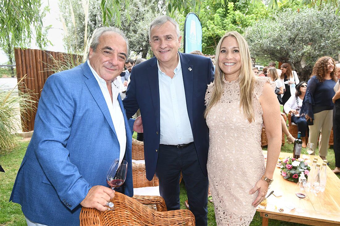 Walter Bressia junto al Gobernador de Jujuy Gerardo Morales y su esposa Julia Snopek. Foto: José Gutiérrez / Los Andes  