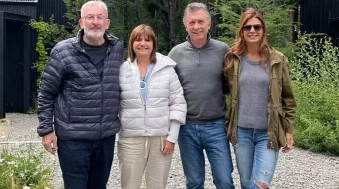 En la foto de archivo, Patricia Bullrich y su marido Guillermo Yanco, junto a Mauricio Macri y Juliana Awada 