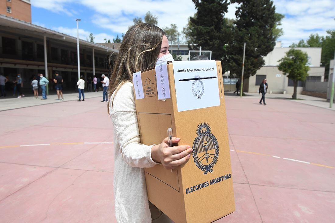 Mesas en la Escuela Arístides Villanueva de Ciudad,
La presidenta de mesa lleva la urna para que pueda votar una persona discapacitada que no puede ingresar al interior de la escuela.
Foto José Gutierrez