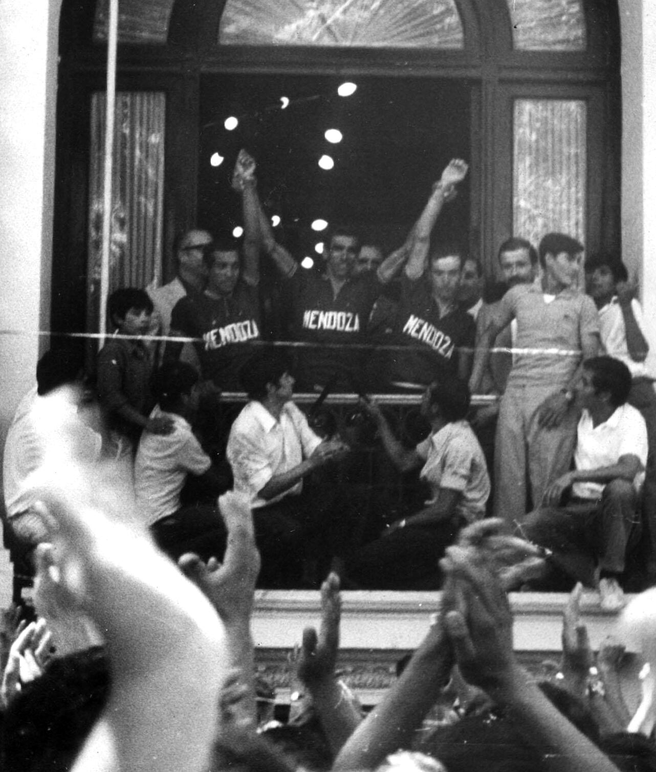 Festejando el triunfo del Cruce de Los Andes en 1972 en el edificio de Turismo de calle San Martín.