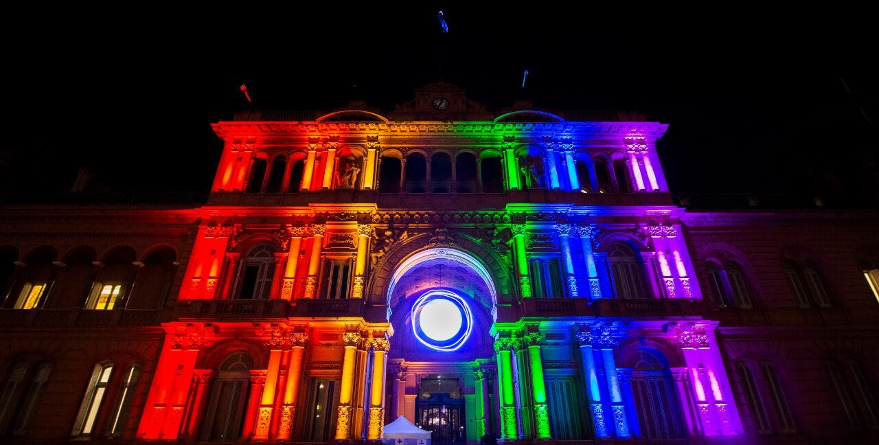 Desde el martes a las 23:59 hasta las 00 del miércoles, la Casa Rosada se vistió con los colores del Orgullo.