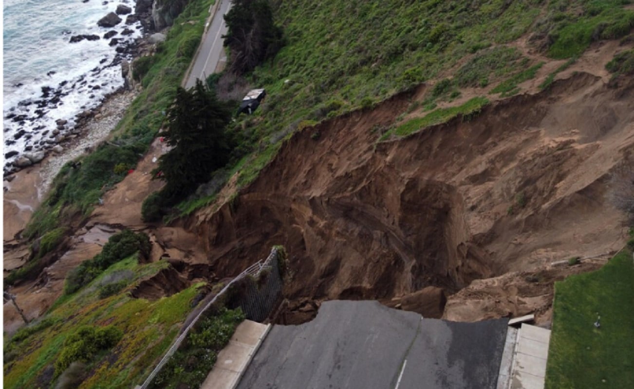 Socavón en el borde costero entre Viña y Concón (Gentileza Biobiochile.cl)