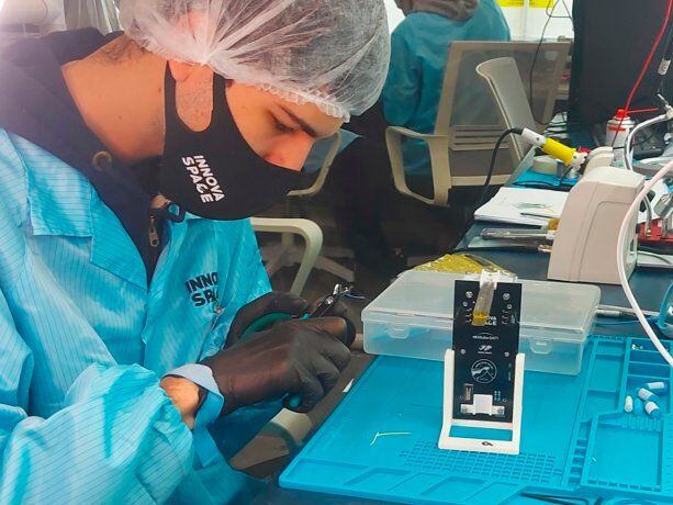 Los alumnos de la escuela técnica trabajando en el satélite.