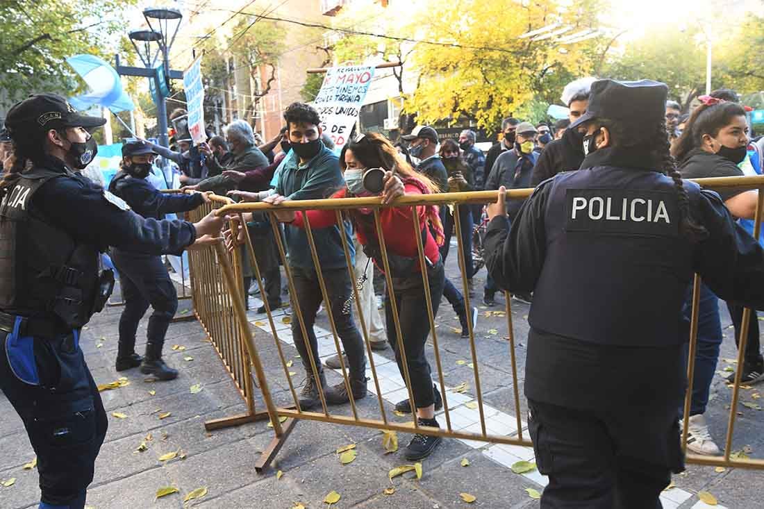 Mendocinos se manifestaron contra las nuevas restricciones del Gobierno nacional en pandemia, un grupo de personas quitaron las vayas para poder transitar por Peatonal Sarmiento de Ciudad