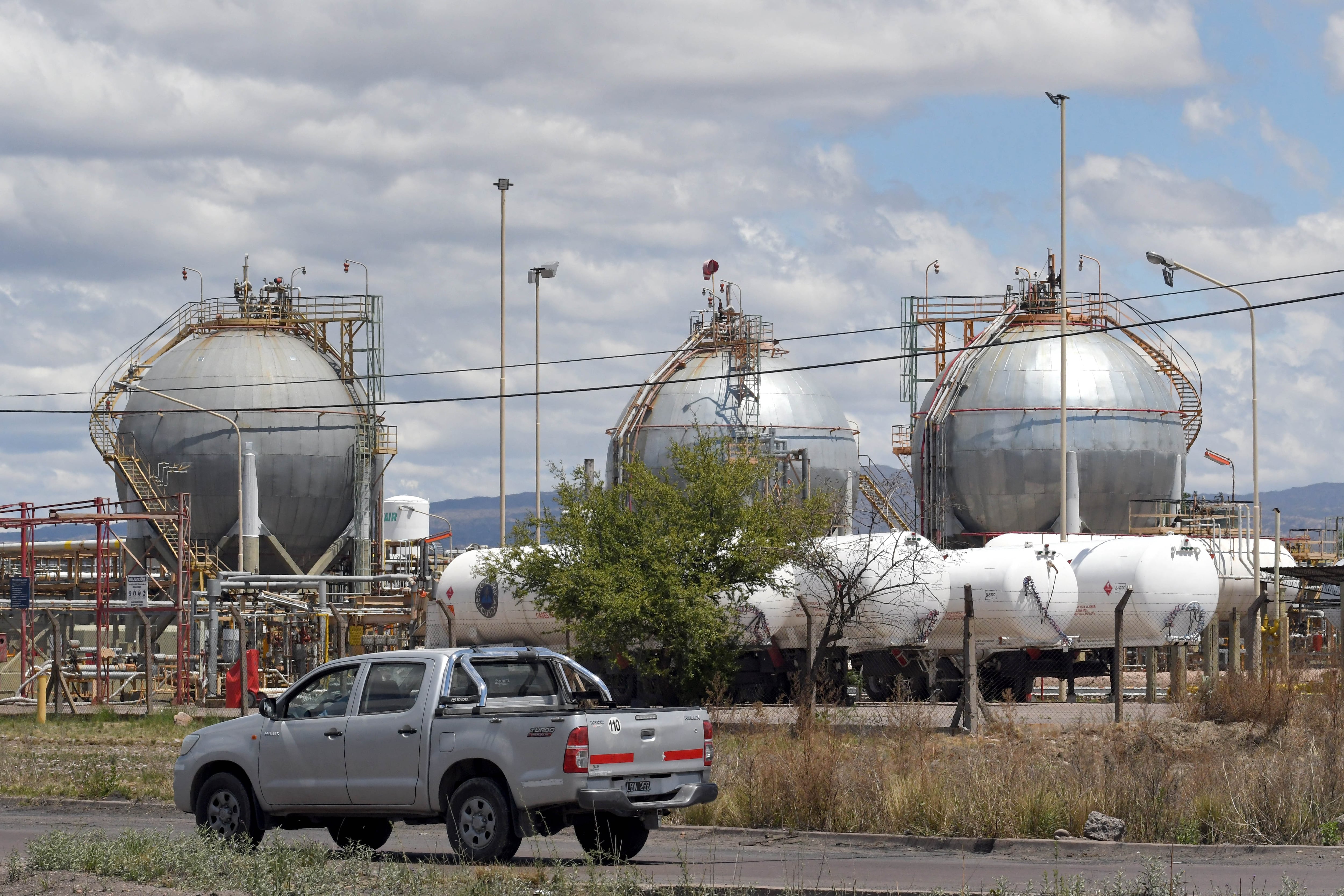 La destilería DAPSA es una de las más importantes del país.
Foto: Orlando Pelichotti/ Los Andes