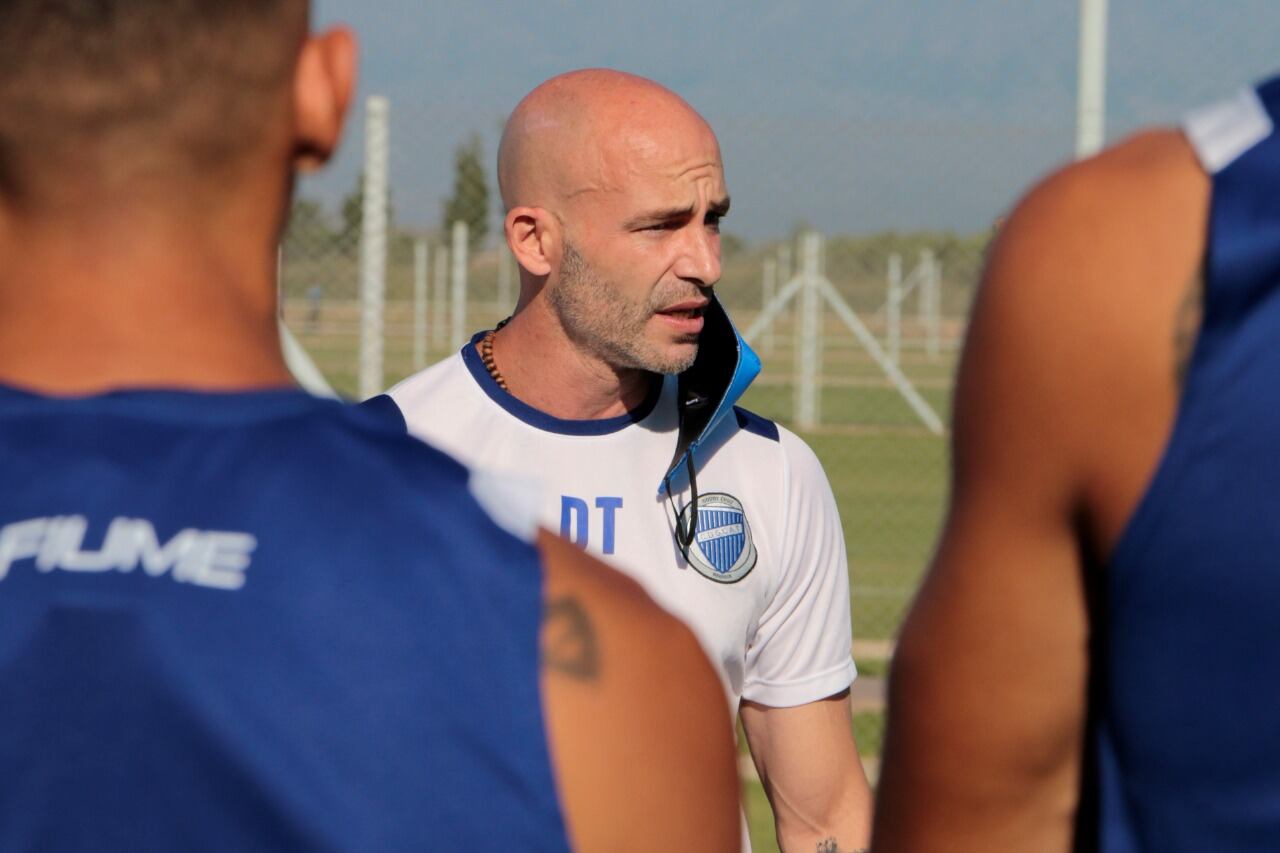 Sebastián "Gallego" Méndez transita su segunda etapa como DT de Godoy Cruz. 