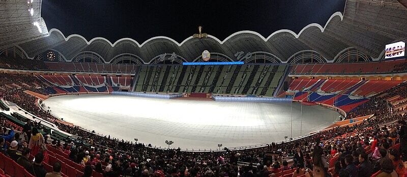 El estadio Rungrado Primero de Mayo, está situado en la ciudad de Pionyang, Corea del Norte, y cuenta con una capacidad para 114.000 espectadores.