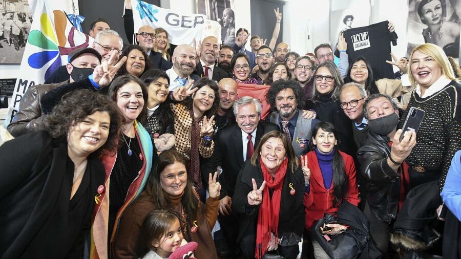 El jefe de Estado aseguró que “estará siempre ayudando” a las personas que padezcan enfermedades, al encabezar el acto en el Salón de las Mujeres Argentinas del Bicentenario de la Casa Rosada.