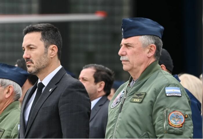 Luis Petri y el exjefe de la Fuerza Aérea, Fernando Luis Mengo.