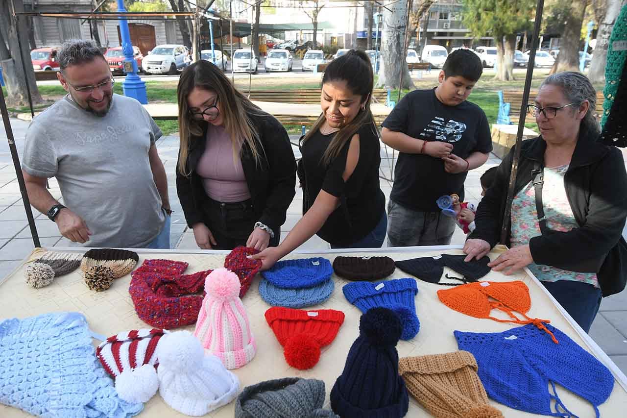 Turistas comprando y paseando por la plaza Independencia de Ciudad de Ciudad
Foto: José Gutierrez / Los Andes 

