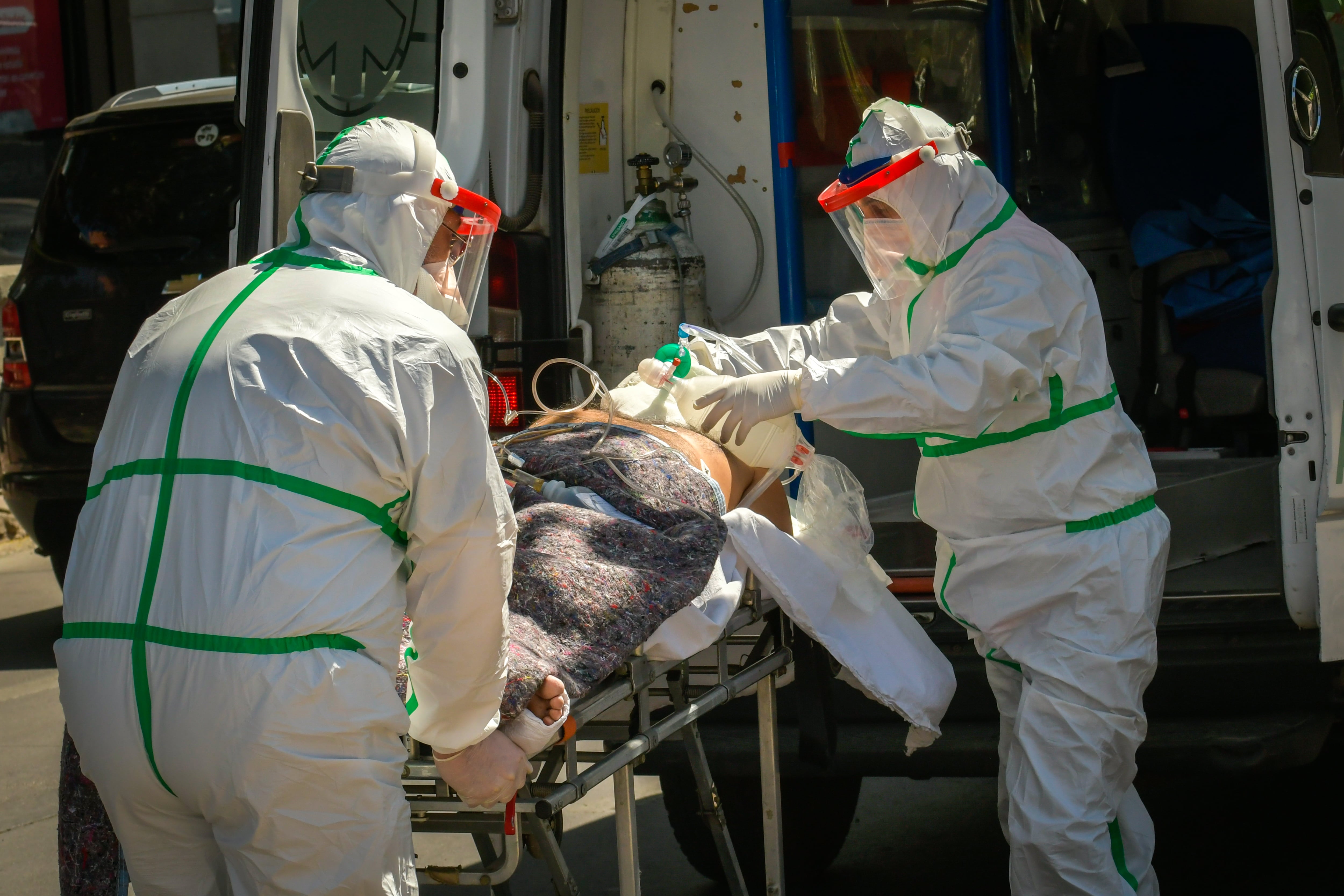 Los enfermeros trasladan pacientes con Covid-19 positivo al Hospital Central. Foto: Orlando Pelichotti / Los Andes