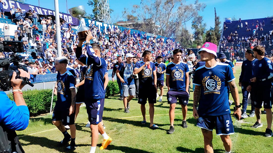 Independiente Rivadavia fue ovacionado en el Gargantini después de lograr el ascenso a Primera. / CSIR 