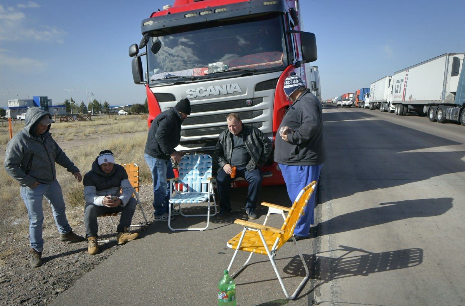 Camiones esperan a la largo de Ruta de Destilería de Luján de Cuyo que abra el Paso a Chile