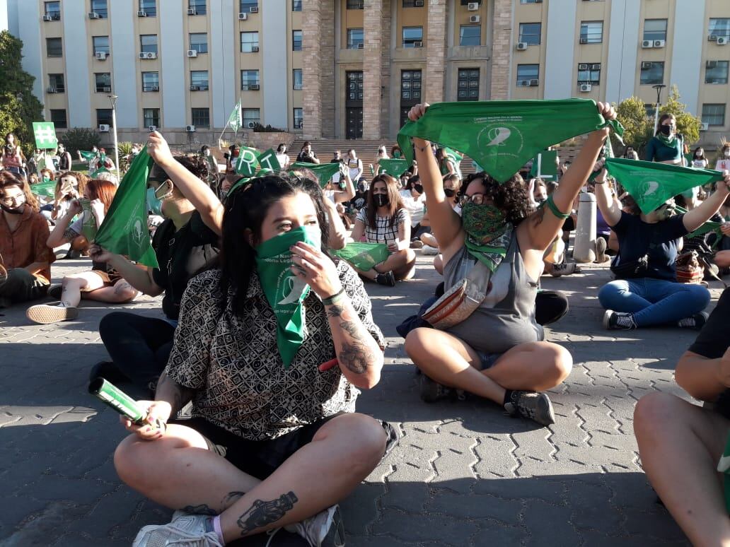 Mujeres mendocinas se reunieron frente a la Casa de Gobierno para apoyar el proyecto de Interrupción Voluntaria de Embarazo (IVE) - José Gutierrez