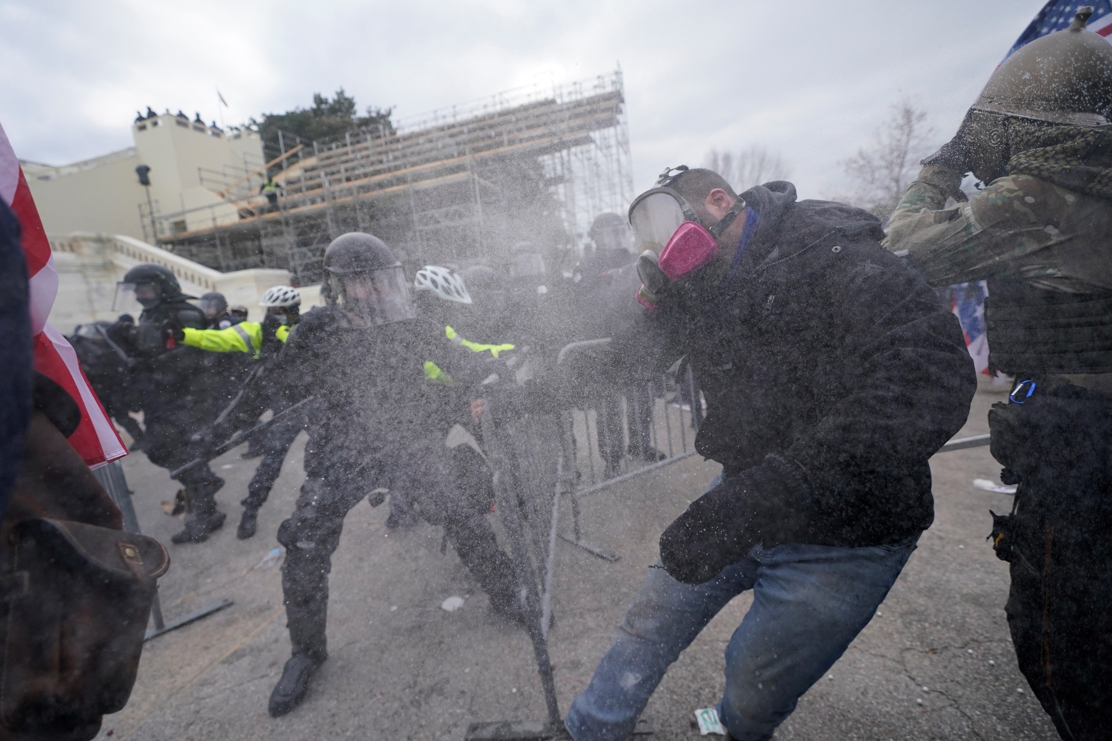 Los partidarios de Trump intentan atravesar una barrera policial en el Capitolio de Washington. 