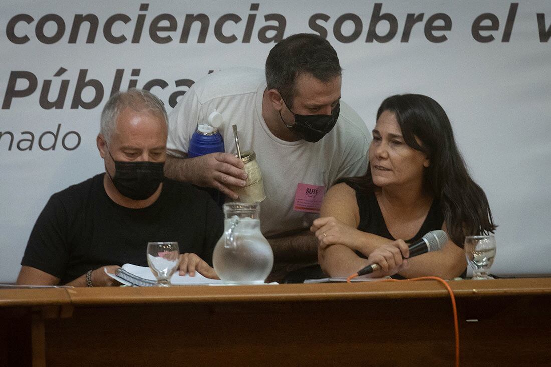 En la sede del SUTE, Carina Sedano encabezó el plenario docente para debatir paritarias y aumento salarial
Gustavo Correa de la CTA charla con Carina Sedano.
Foto: Ignacio Blanco / Los Andes