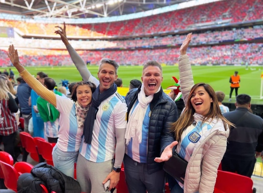 Gisela Campos, su pareja y dos amigos en el Estadio Wembley, Londres.