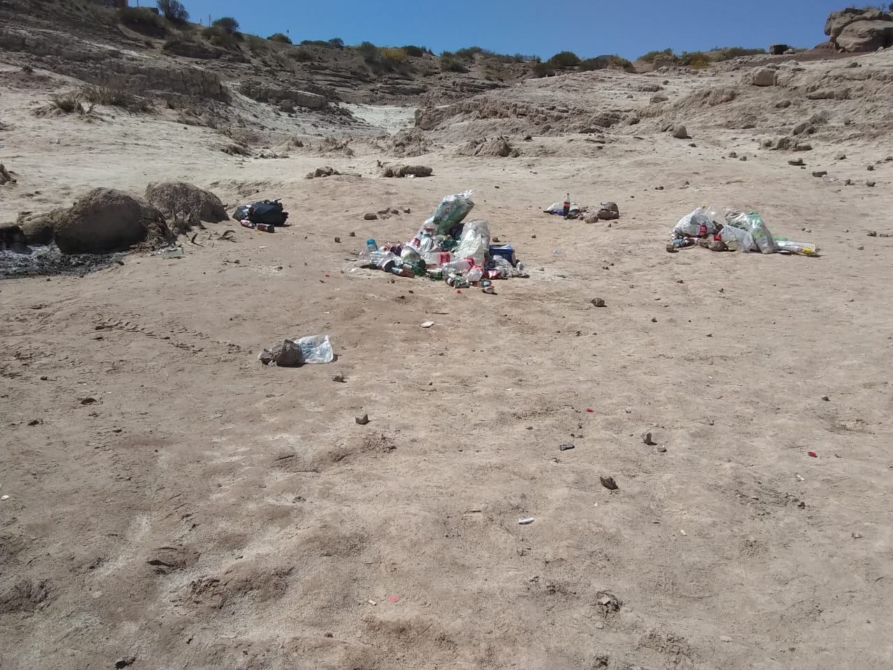 Personal de la municipalidad de Luján estuvo toda la mañana de este lunes levantando la basura