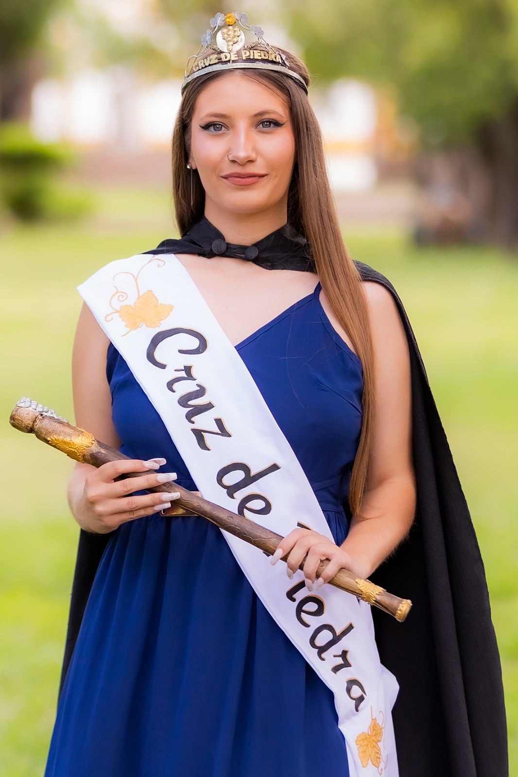 Lucía Herón es reina del distrito de Cruz de Piedra