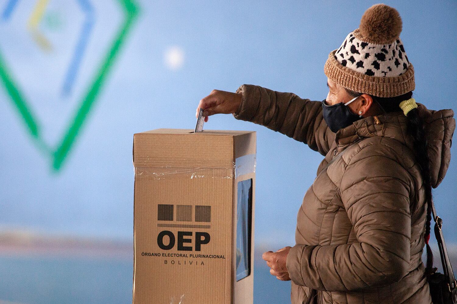 En la provincia argentina Santa Cruz, cientos de ciudadanos bolivianos realizaron largas colas para poder votar esta mañana.