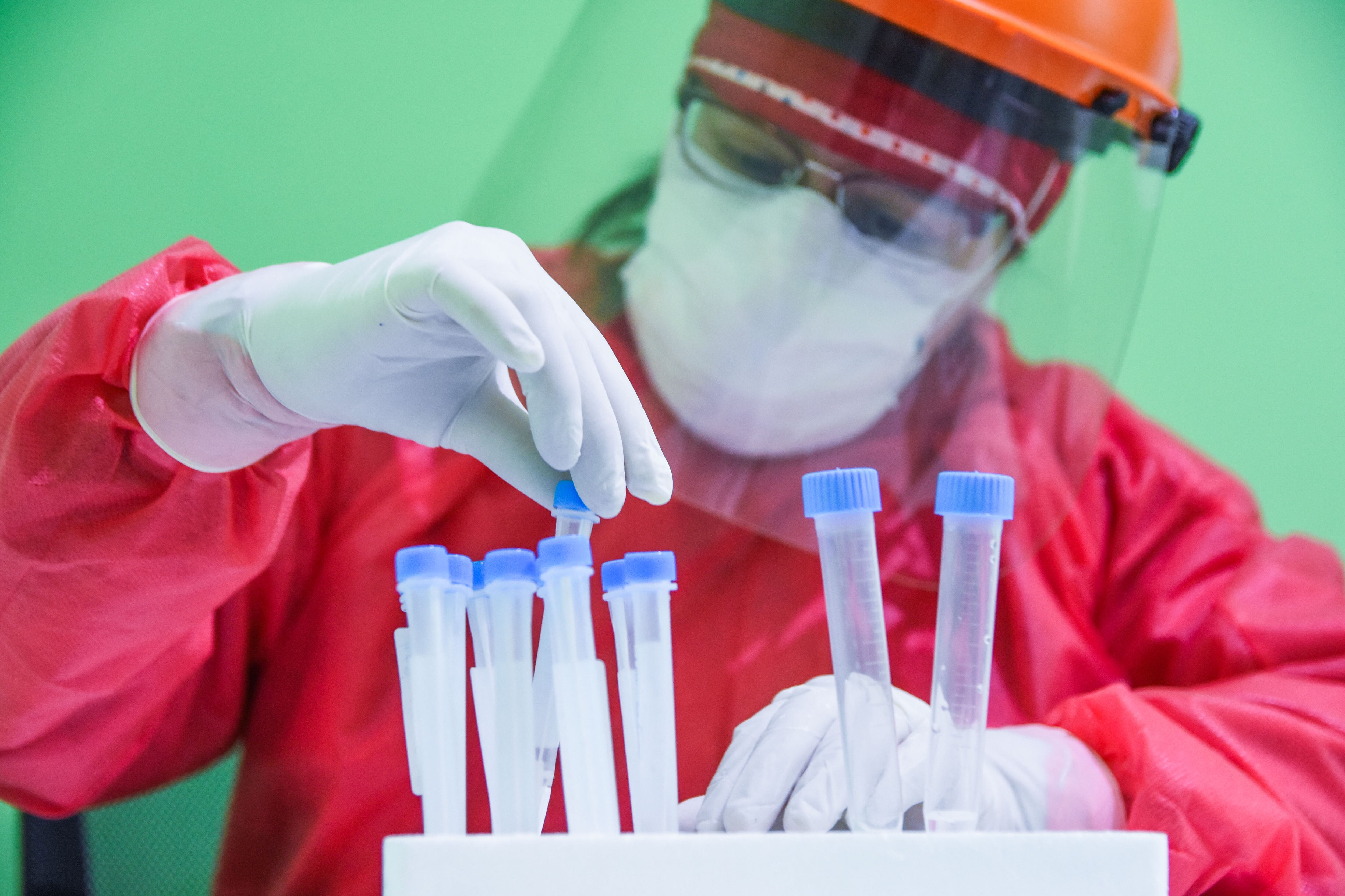 Laboratorios particulares ya realizan los nuevos testeos rápidos por hisopado para detectar antígenos para Covid 19.  Foto: Mariana Villa