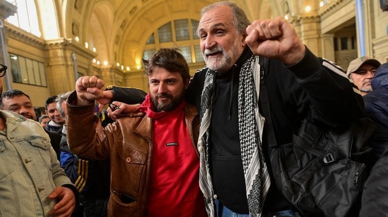 Juntos. Juan Grabois y Eduardo Belliboni, del Polo Obrero, compartieron una asamblea, unas semanas atrás. Ahora podría reclamar en las calles contra las medidas anunciadas por Massa.