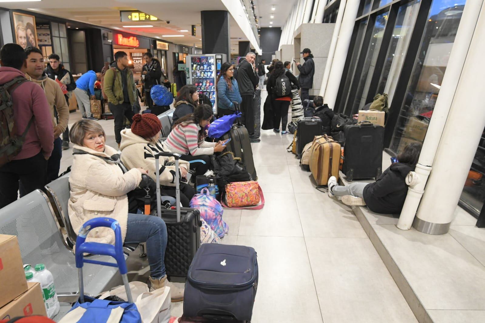 Mañana caótica en la ruta a Chile: partieron 32 micros de la terminal y a las 13 se cerró el Paso. Foto: Ignacio Blanco / Los Andes.