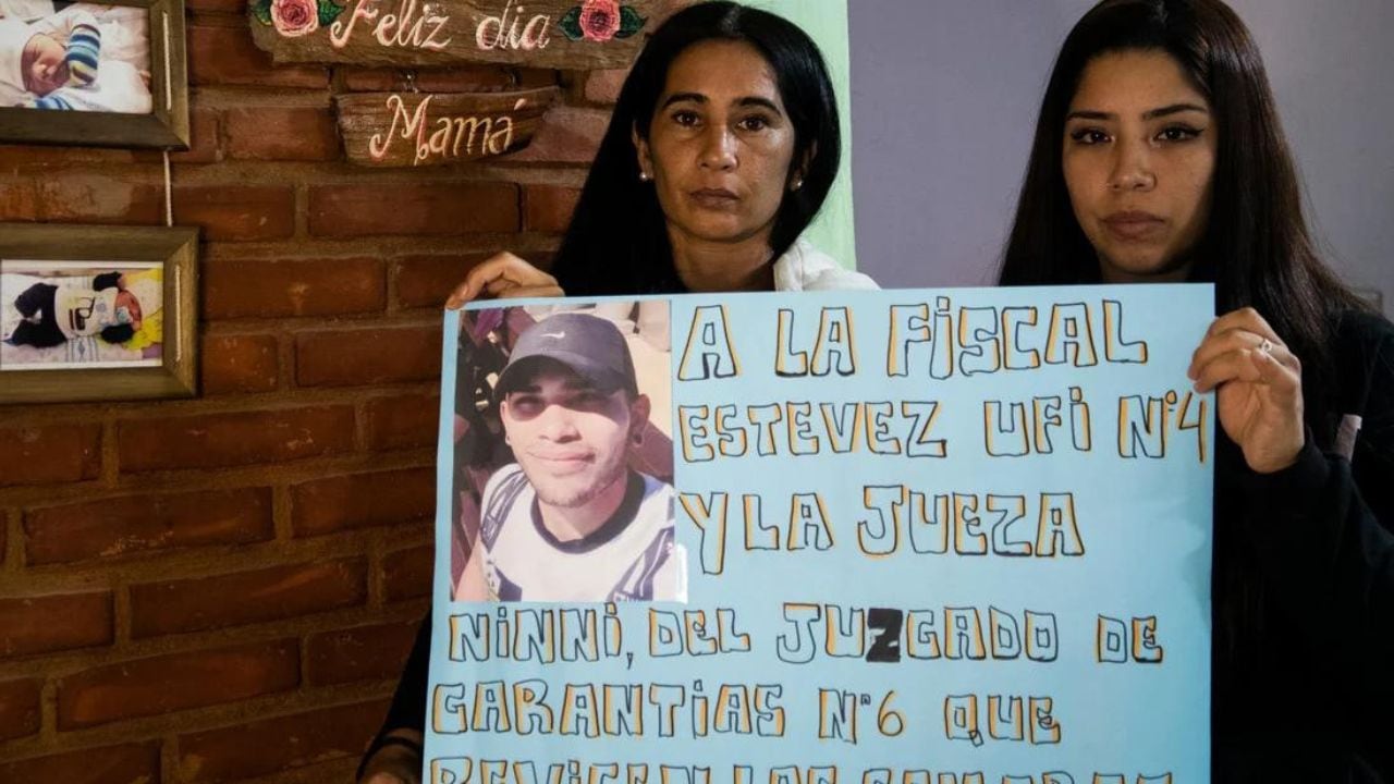 Marianela y Tiziana, las hermanas de Javier Acosta. Foto: Clarín